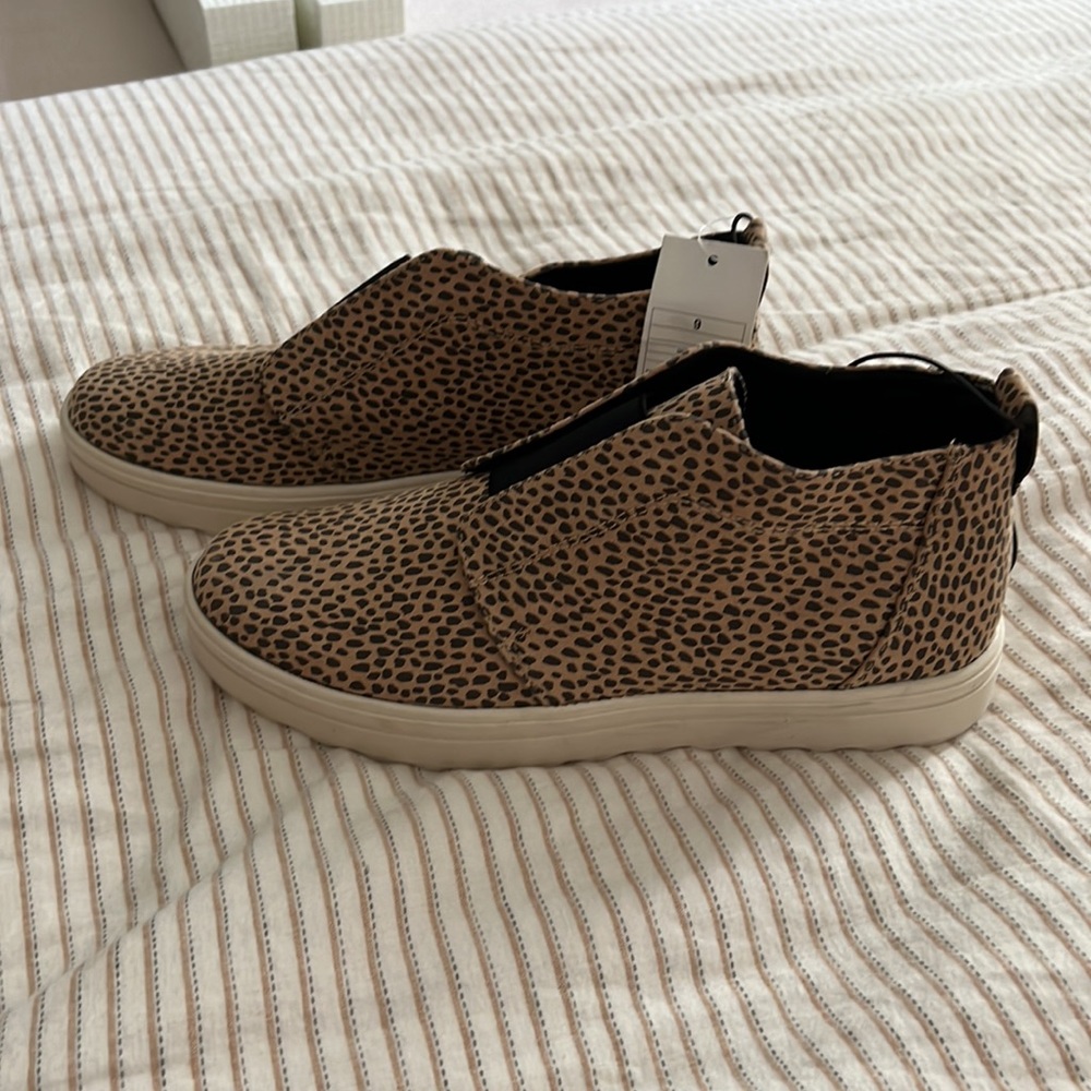 NWT Leopard Print Sneakers. Size 9